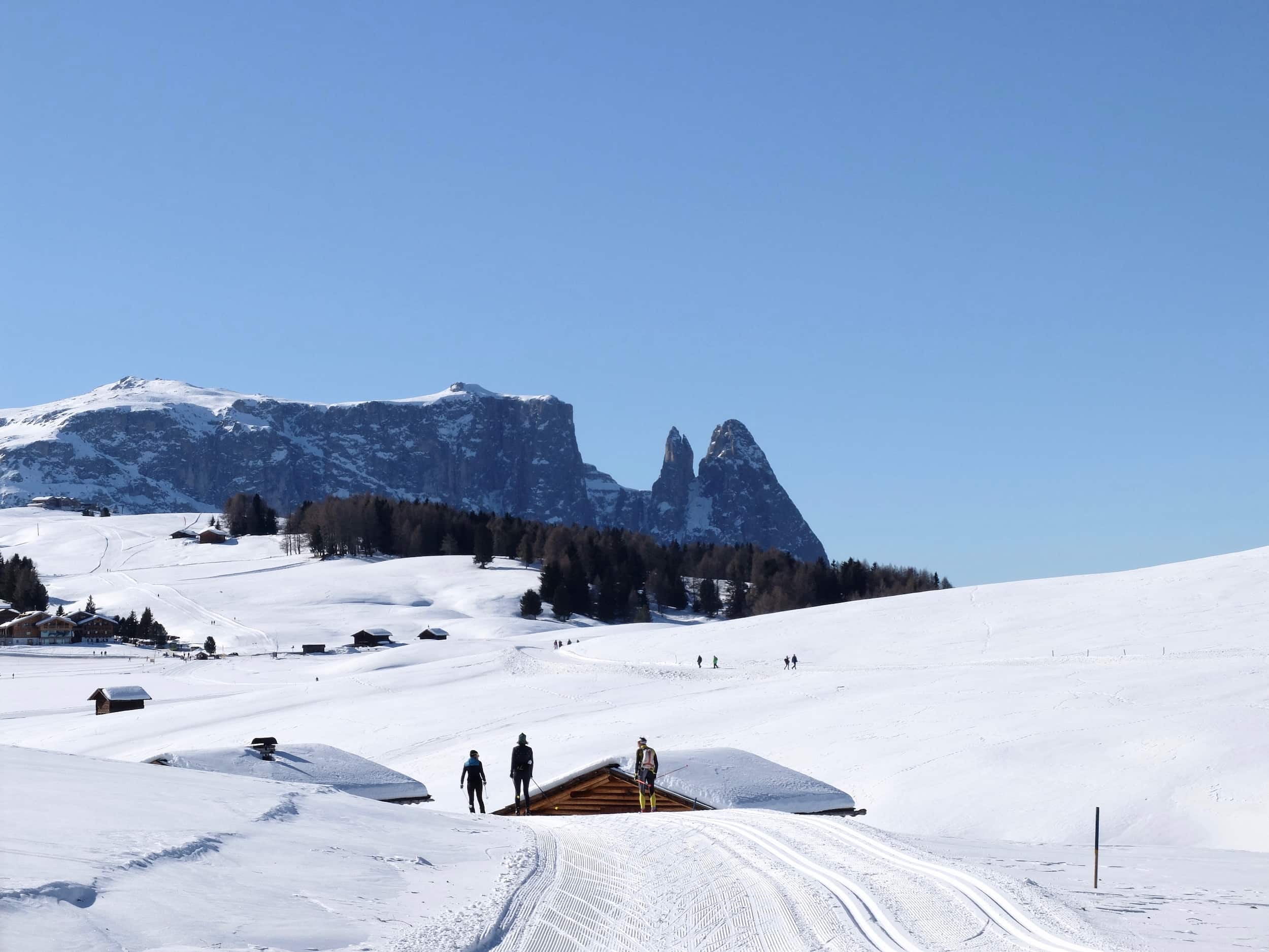 05_Outville_Langlaufen Seiser Alm_Blick richtung Schlern und Rosszähne
