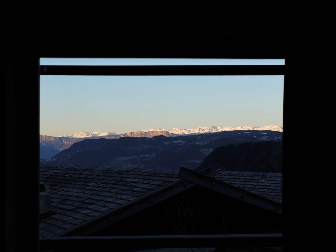 06_Outville_Langlaufen Seiser Alm_Blick vom Hotelzimmer Richtung Bozen Ortler und Presanella