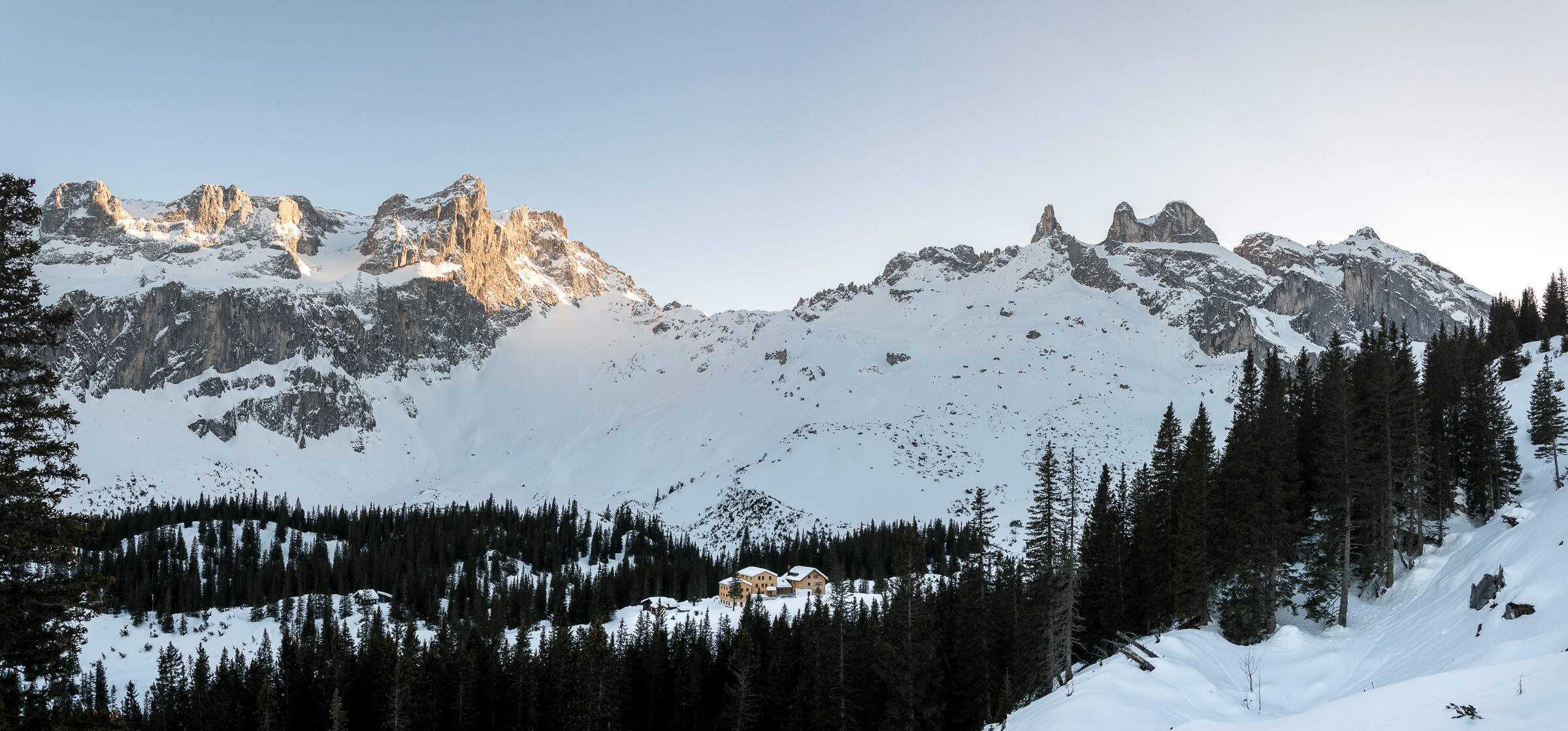 Outville_Lindauer Hütte_Bergpanorama Outville_Lindauer Hütte_Bergpanorama