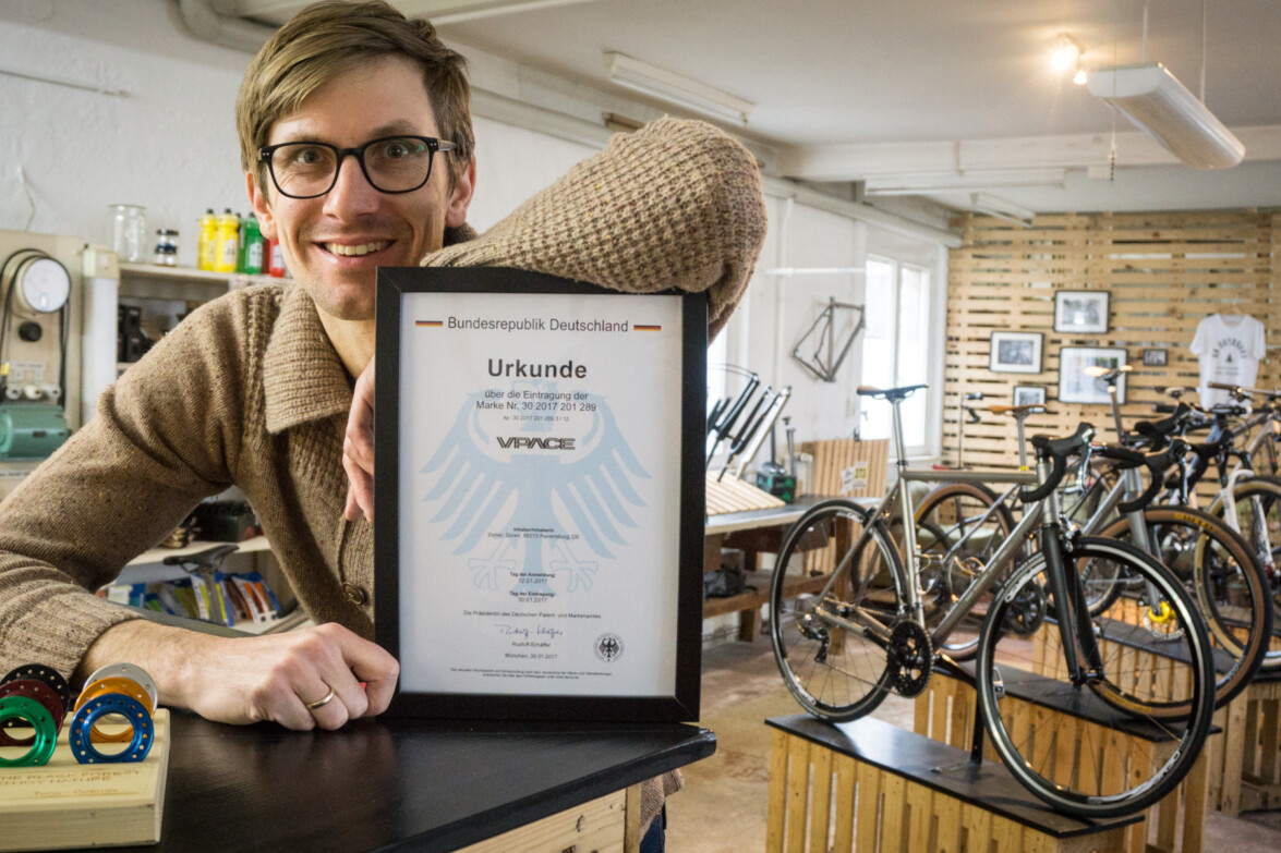 Outville_Vpace Story_Sören mit der Markenurkunde im Showroom 2015