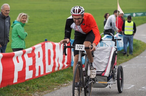 Outville_Vpace Story_Sören Radrennen mit Kinderanhänger