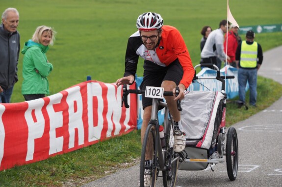 Outville_Vpace Story_Sören Radrennen mit Kinderanhänger