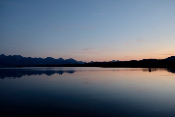 Outville_Family Bikepacking_Staffelsee_Forggensee_Abendstimmung am Forggensee mit Blick in die Tannheimer Berge
