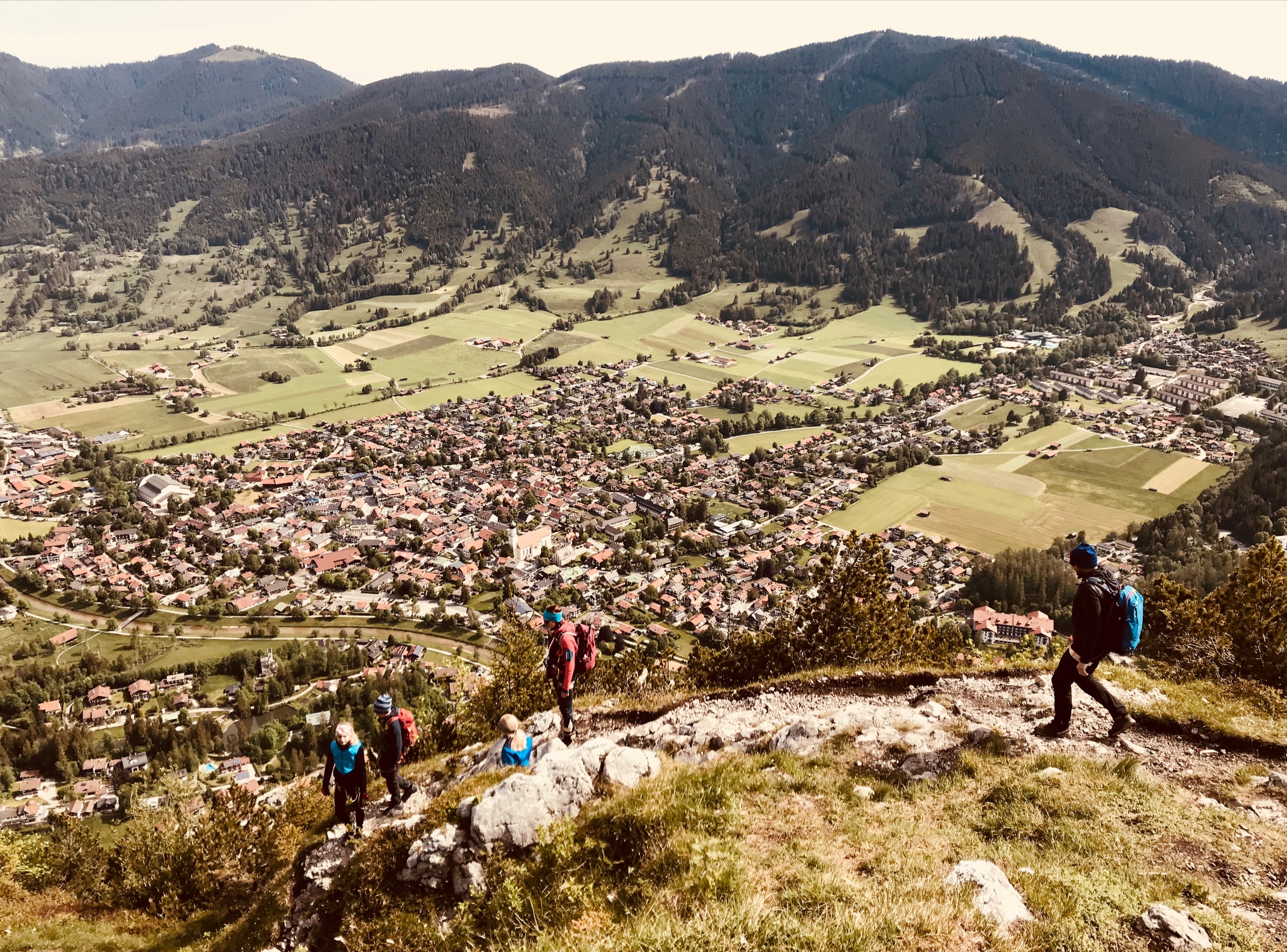 Outville Wanderung Kofel_Blick vom Kofel über Oberammergau