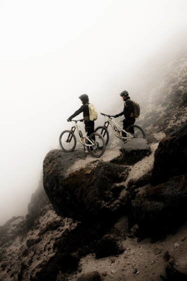 Stehen und in den Krater schauen