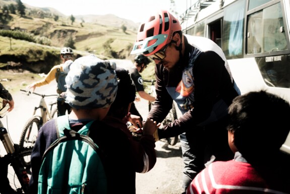 Übrige Snacks werden am Trailende mit den Local Kids geteilt
