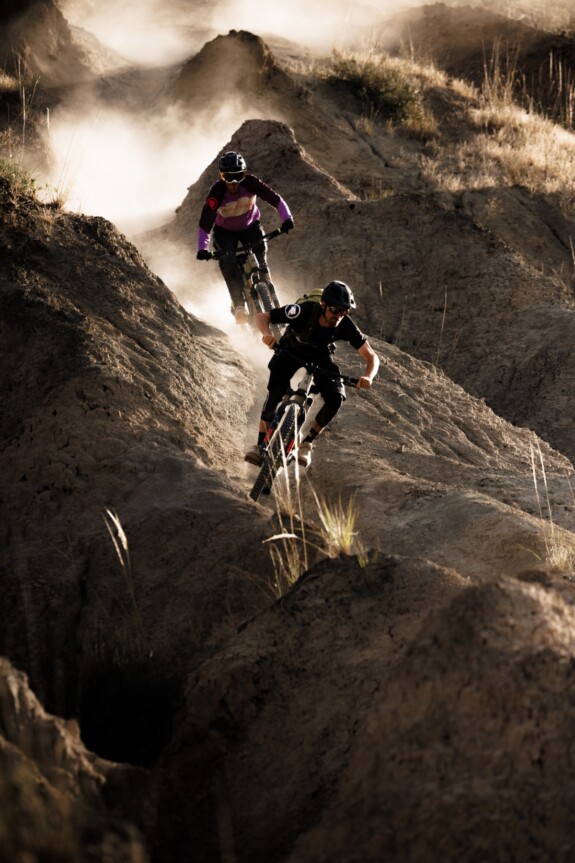 Vollgas über die staubigen Trails am Äquator