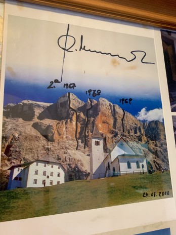 Von Reinhold Messner unterschriebene Karte