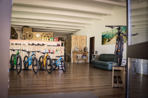 Outville_Vpace Story_Vpace Showroom in Berg mit Kids MTBs