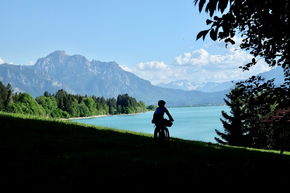 Outville_Family Bikepacking_Staffelsee_Forggensee_Energiespeicher_light and shadow am Forggensee