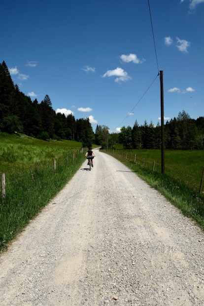 Outville_Family Bikepacking_Staffelsee_Forggensee_es rollt bergab