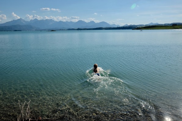 Outville_Family Bikepacking_Staffelsee_Forggensee_Paul checkt den eiskalten See aus