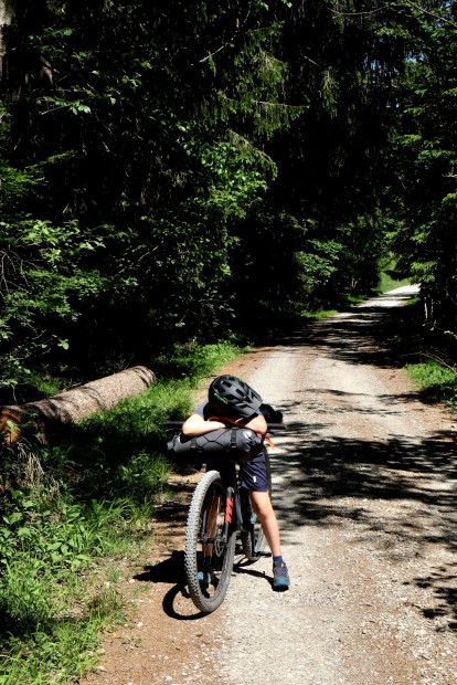 Outville_Family Bikepacking_Staffelsee_Forggensee_Paul ist erschöpft