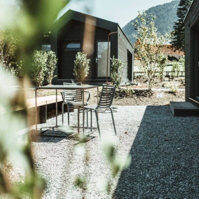 Jede Cabin hat eine eigene Terrasse; Foto: Lena Everding, cabinski GmbH Jede Cabin hat eine eigene Terrasse; Foto: Lena Everding, cabinski GmbH