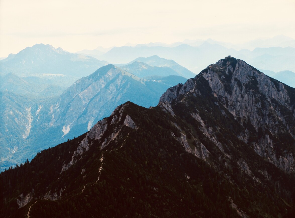 Outville Wanderung Heimgarten_Blick vom Heimgarten hinüber zum Herzogstandpavillion